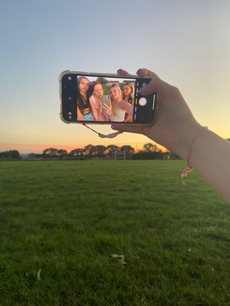 Sunset Pics With Friends, Pics With Friends, Summer Instagram Pictures, Sunset Field, Poses Summer, Sunrise Pictures, Summer Picture Poses, Friend Pictures Poses, Photo Summer