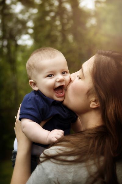 3mth photos Baby Photoshoot With Parents, 1st Birthday Photoshoot With Parents, Baby With Parents Photography, Baby Birthday Pictures, Mummy Photos, Mommy Son Pictures, Couple With Baby, Baby Photography Poses, First Family Photos