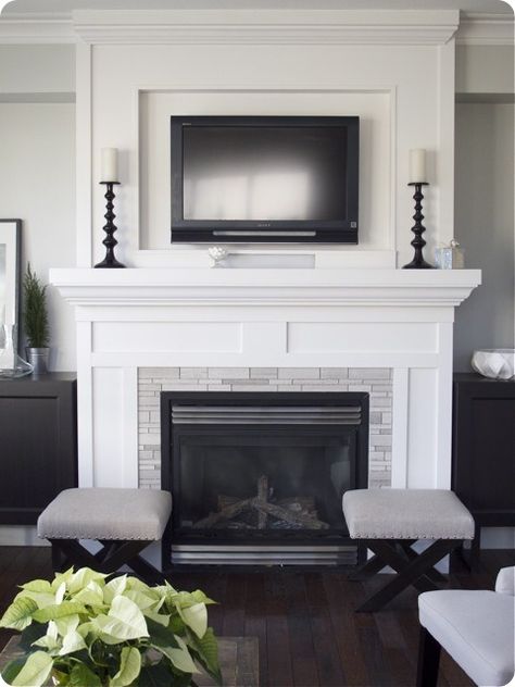 Stone Fireplace Remodel, Design Camino, White Mantle, Fireplace Update, Brick Fireplace Makeover, Fireplace Mantel Decor, Living Room Arrangements, White Fireplace, Faux Fireplace