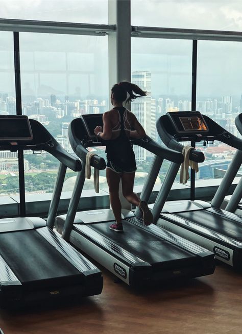 Cardio Asthetic Picture, Treadmill Running Aesthetic, Running On Treadmill Aesthetic, Running Aesthetic Treadmill, Cardio Aesthetic, Treadmill Aesthetic, Treadmill Benefits, Gym Photoshoot, Good Treadmills