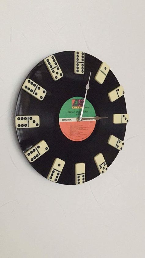 Watch from... Home Decor Ideas Retro Style, Room Homemade Decor, Vintage Room Design Ideas, Dorm Room Crafts Diy, Record Decor Ideas, Funky Diy Decor, Vinyl Upcycling, Music Bedroom Ideas, Unique Room Ideas