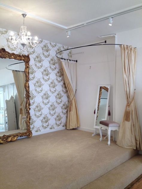 Idea for the fitting room Clothing Boutique Interior Design, Bridal Shop Interior, Bridal Shop Decor, Bridal Shop Ideas, Clothing Boutique Interior, Bridal Boutique Interior, Ruangan Studio, Boutique Fitness, Brides Room