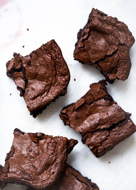 Super ridiculously fudgy and moist Red Wine Brownies for when you can't decide if you want drinks or dessert. Thank you, brownie gods. Wine Brownies, Yummy Brownie Recipes, Red Wine Brownies, Monday Goals, Citrus Cake, Broma Bakery, Brownies Recipe, Chocolate Brownies, Brownie Recipes