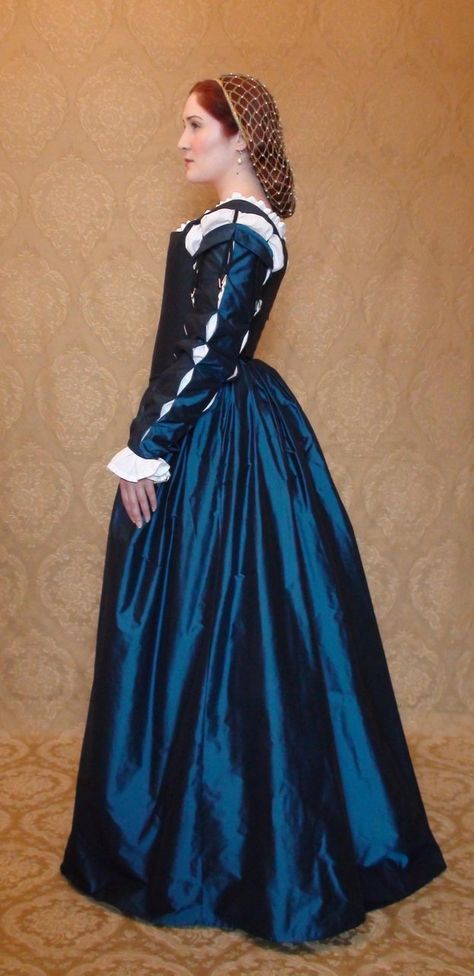 Dress Blue Stairs, Italian Costume, 16th Century Clothing, Historical Clothes, Period Dress, Medieval Costume, Medieval Dress, Medieval Clothing, Italian Outfits