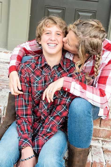 Mom And Teenage Son Photo Ideas, Single Mom Photo Shoot Mother Son, Diy Family Photos, Mother Son Poses, Mom Pic, Mom Photo Shoots, Mother Son Pictures, Mommy Son Pictures, Son Photoshoot