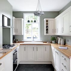 U-shaped kitchen ideas – designs to suit your space Green Country Kitchen, Traditional Kitchen Decor, Island Kitchens, Kitchens Ideas, Decorating Kitchen, Kabinet Dapur, Organization Kitchen, Urban Sophistication, Backsplash Kitchen