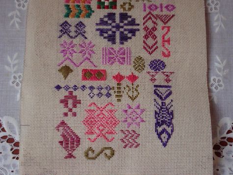 Pattern Darning sampler -1 | To explore this embroidery, I a… | Flickr Darning Sampler, Pattern Darning, Ikat Weaving, Swedish Weaving, Cross Stitch Samplers, Indian Embroidery, Weaving Patterns, Crafty Projects, Embroidery Techniques