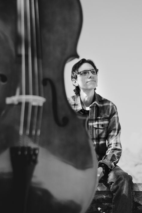 Male senior photos with a cello. Senior Pictures With Cello, Music Themed Photoshoot, Guitar Pictures Aesthetic, Musician Senior Pictures, Cello Senior Pictures, Cello Portrait, Music Senior Pictures, Violin Photoshoot, Cello Photoshoot