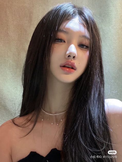 Dark Chinese Makeup, Dark Kpop Makeup, Bold Douyin Makeup, Douyin Prom Dress, Douyin Girlies, Idol Makeup Korean, Japanese Lashes, Kpop Idol Makeup Look, Dark Korean Makeup