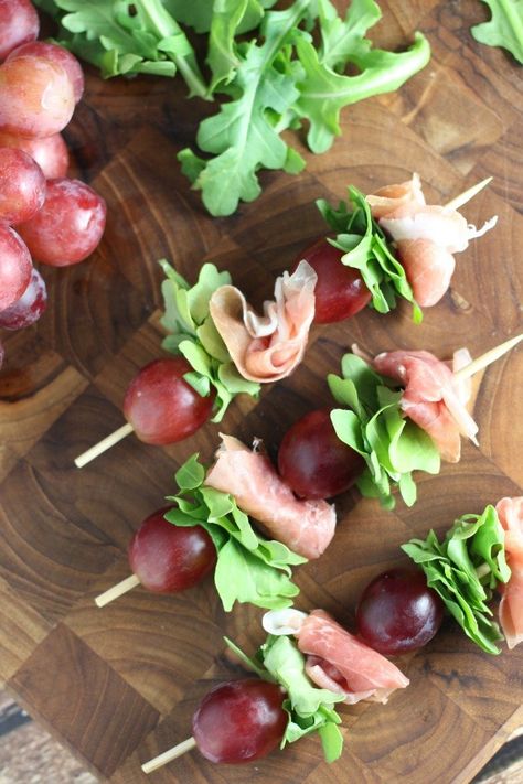 Grape and Prosciutto Skewers Appetizer Recipe Procuitto Recipes Appetizers, Savoury Platter, Prosciutto Skewers, Prosciutto Recipes, Tapas Party, Skewer Appetizers, Cocktail Party Food, Fall Appetizers, Decorações Com Comidas