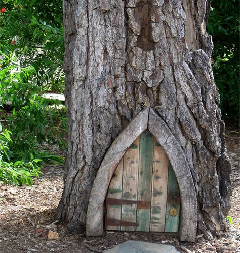 Small Garden With Pool Ideas, Faerie Door, Diy Fairy Door, Fairy Tree Houses, Gnome Door, Outdoor Deco, Faeries Gardens, Fairy Tree, Elf House