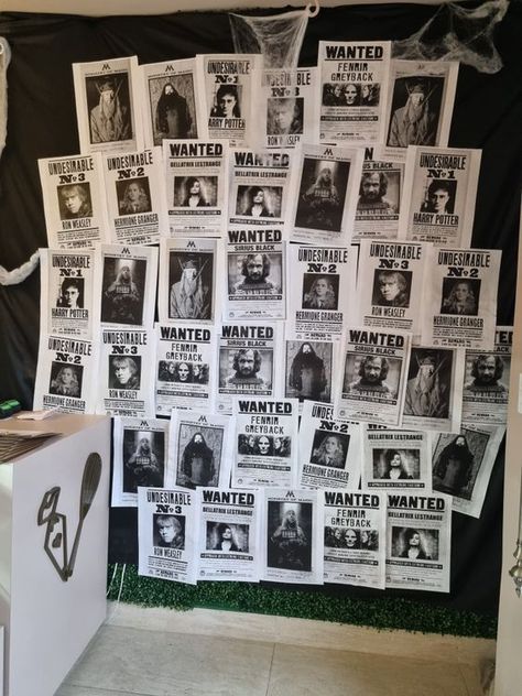 Diy Wanted Poster Ideas, Spooky Basement Halloween, Wanted Harry Potter Poster, Spooky Booth Ideas, Halloween Photo Wall Diy, Saw Decorations Halloween, Halloween Wanted Posters, Halloween Photo Background, Halloween Party Classy