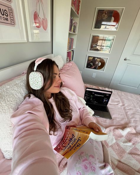 latest reads and weather 🎧☀️🎀⛈️📖 Soft Life Era, Gentle Woman, Vision Board Photos, Soft Life, Rich Girl Lifestyle, Pink Life, Pink Girly Things, Girl Reading, Instagrammer