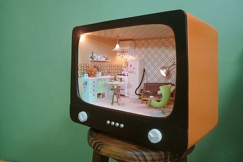 Miniature Rooms, Retro Tv, Miniature Houses, Mini Things, Room Box, Miniature Furniture, Dollhouse Dolls, Shadow Boxes, Miniature Dolls