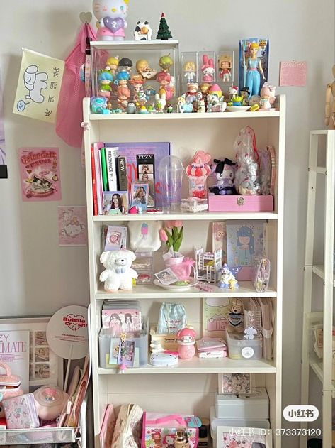 Desk Ideas Kawaii, Aesthetic Shelf Decor Bedroom, Kawaii Shelf Decor, Kawaii Room Decor Desk Accessories, Cute Shelves Decor, Shelf Organization Aesthetic, Kpop Room Aesthetic Shelf, Shelf Decor Kpop, Aesthetic Room Shelf