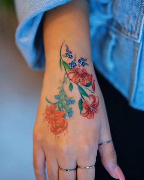 Zihee flower tattoo Zihee Tattoo, Floral Hand Tattoo, Best Flower Tattoos, Best Tattoos Ideas, Pretty Flower Tattoos, The Best Tattoos, Tattoos Inspiration, Different Feelings, Best Tattoos