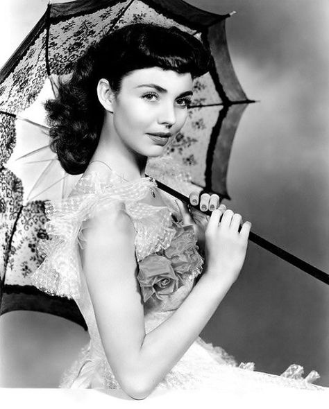 Jennifer Jones in the William Dieterle fantasy film Portrait of Jennie, 1948. 1940s Actors, Jennifer O'neill, Happy Heavenly Birthday, 50s Women, Jennifer Jones, Old Hollywood Movies, Jean Harlow, Fantasy Films, Rita Hayworth