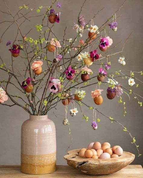 Modern Easter Decor, Modern Easter, Easter Flower Arrangements, Home Decor Ideas Living Room, Easter Inspiration, Easter Flowers, Home Decoration Ideas, Easter Decorations Vintage, Easter Traditions