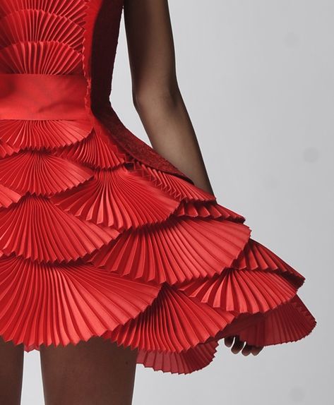 House of Worth Haute Couture Spring 2012 Architectural Fashion, Detail Couture, House Of Worth, Pantone 2020, Sculptural Fashion, Paper Fashion, Paper Dress, Origami Paper, Mode Inspiration