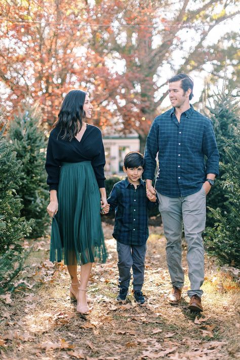 Green Sweater Family Pictures, Blue And Green Holiday Photo Outfits, Red Outfit Family Photoshoot, Family Outfits Christmas Pictures, Green And White Christmas Family Photos, Emerald Christmas Photoshoot, Fancy Holiday Family Pictures, Family Of 3 Christmas Pictures Outdoor, Emerald Green Holiday Family Photos