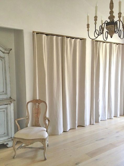 Curtains Wardrobe, Nautilus House, Alt Closet, Closet Door Alternative, Curtains For Closet Doors, Old Closet Doors, Diy Esstisch, Door Solutions, Bedroom Closet Doors