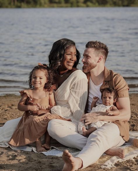 Happy Interracial Family, Mixed Family Goals, Bwwm Family, Interracial Family Photos, Biracial Family, Biracial Love, Aesthetic Braids, Multiracial Families, Better Partner