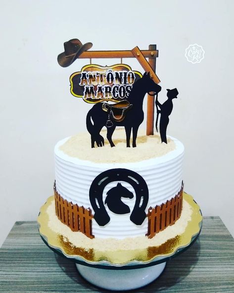 28 curtidas, 2 comentários - Cakes KEL Confeitaria (@cakes.kel) no Instagram: “Bolo tema Cavalo 🐎 Obrigada @ramires7055 pela preferência e confiança mais uma vez 😘 Scraps:…” Superman Birthday Cake, Cowboy Party Decorations, Cowgirl Cakes, Mexican Birthday Parties, Horse Birthday Parties, Quinceanera Cakes, Horse Cake, Creative Cake Decorating, Animal Cakes