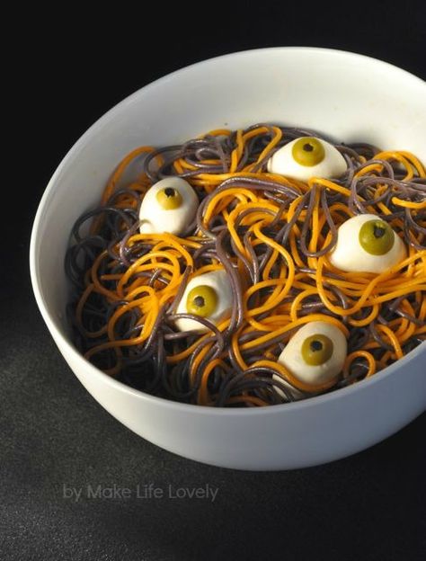 Spooky Spaghetti with Eyeballs Pasta Recipe - Make Life Lovely Appetizers Halloween, Spooky Spaghetti, Halloween Fingerfood, Menu Halloween, Creepy Halloween Food, Halloween Food Dinner, Halloween Party Appetizers, Halloween Food Appetizers, Spooky Food