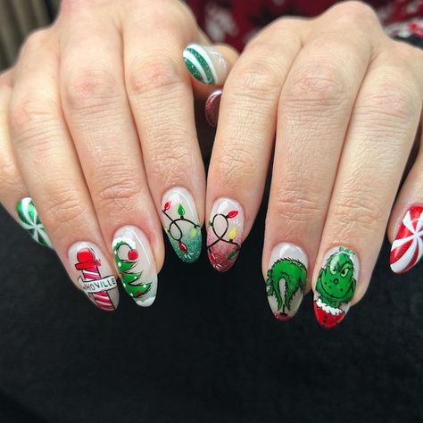 These nails celebrate the holiday season with a colorful Whoville theme, complete with Grinch details, Christmas lights, and festive ornaments. The bright designs bring an extra touch of joy to your holiday look. Grinch Nail Designs, Grinch Nail Art, Elf Nails, Easy Christmas Ideas, Grinch Faces, Grinch Nails, Natural Nail Art, Gel Natural, Cute Christmas Nails