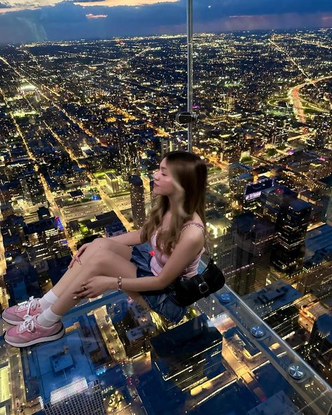 #chicago #skydeck #aesthetic #citylife #citylights Chicago Skydeck Photo Ideas, Skydeck Chicago Poses, Skydeck Chicago Pictures, Chicago Skydeck, Chicago Instagram, Chicago Life, Skydeck Chicago, Chinatown Chicago, Chicago Vacation