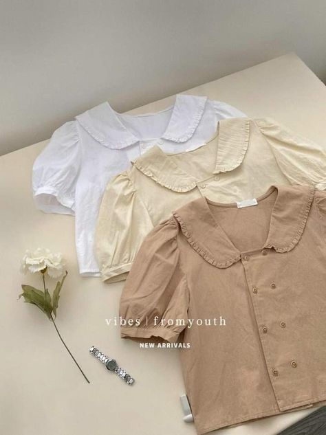 Clothing Photoshoot Ideas At Home, Blouse Photography Ideas, Fashion Product Photography Clothing, Blouse Flatlay, Vintage Blouse Outfit, Boutique Layout, Flat Lay Photography Fashion, Куклы American Girl, Neat Casual Outfits