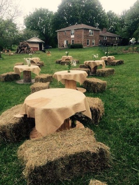 Hay Bale Decorations, Hay Bale Wedding, Hay Bale Seating, Rustic Wedding Decorations, Deco Champetre, Barn Parties, Rustic Outdoor Wedding, Country Weddings, Hay Bales