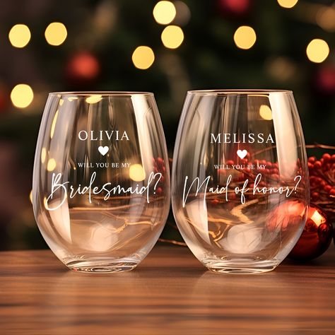 Modern Personalised Maid of Honor Proposal Name Stemless Wine Glass Ways To Ask Bridesmaids, Bridesmaid Wine Glasses, Bridesmaid Wine, Maid Of Honor Proposal, Asking Bridesmaids, Bridesmaid Proposal Gifts, Bridesmaids Personalized, Proposal Gifts, Gifts Cards