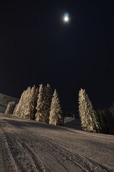 Slopes by night Night Skiing, Mountains At Night, Christmas Blue, Aesthetic Sky, Ski Season, Winter Love, Snow Christmas, White Snow, Winter Scenery