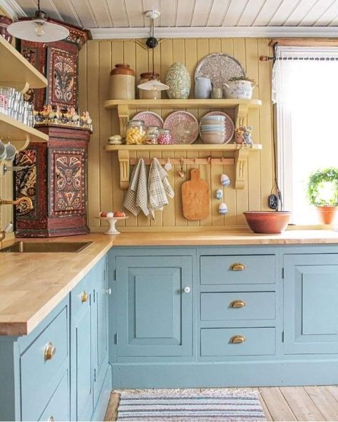 Summer Kitchen Ideas, Ideas For Small Kitchens, Swedish Kitchen, Kitchen Refresh, Small Kitchens, Cottage Interiors, Yellow Kitchen, Cozy Kitchen, Summer Kitchen