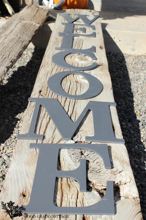 HUGE Front Porch Welcome Sign - The Wood Grain Cottage Barnwood Projects Diy, Fall Diy Wood Projects, Pallet Signs Diy Outdoor, Wood Ideas Projects, Wood Hearts Diy, Carport Door, Barn Wood Ideas, Barnwood Projects, Diy Reclaimed Wood