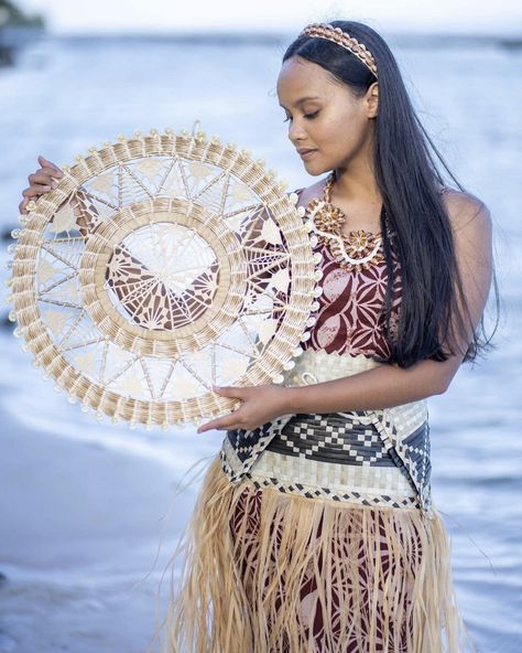 (3) Oceania on Tumblr: Marshallese woman, Marshall Islands, by Chewy Lin Photo & Film International Date Line, The Marshall, Marshall Islands, Folk Costume, People Of The World, Traditional Clothing, People Photography, Pacific Ocean, Traditional Outfits