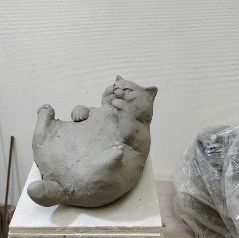 Ceramic Art Animals, Ceramic Art Cat, Clay Ideas Sculpture, Cat Ceramic Ideas, Clay Art Ideas Sculpture, Sculpture Ideas Clay, Animal Sculptures Clay, Animal Clay Sculpture, Ceramic Animals Sculpture