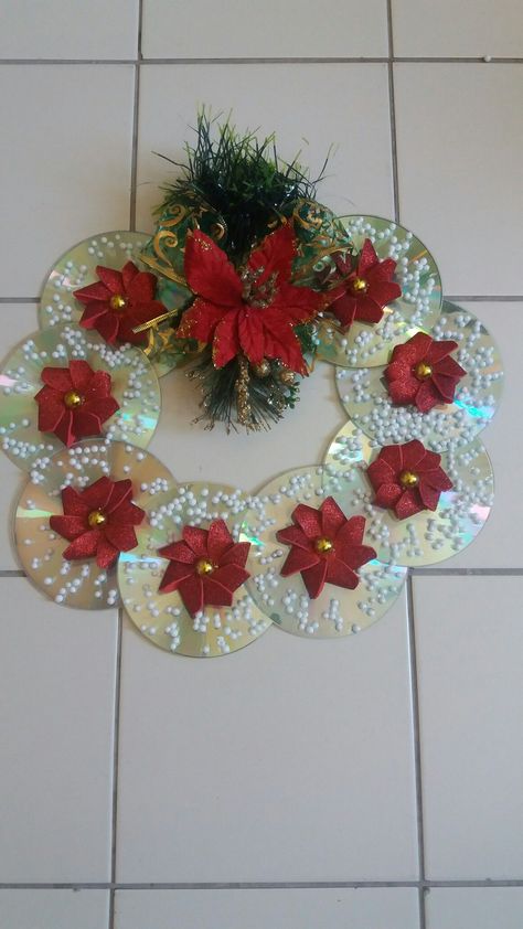 Recycled Christmas Decorations, Recycled Christmas, Tafel Decor, Quilling Christmas, Decorating For Christmas, Cd Crafts, Christmas Decoration Ideas, Easy Christmas Decorations, Fun Christmas Decorations