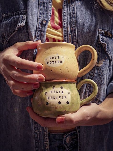 Harry Potter Cups, Enterprise Ideas, Cauldron Mug, Ceramica Ideas, Harry Potter Gift, Felix Felicis, Ceramic Cafe, Harry Potter Potions, Diy Pottery Painting