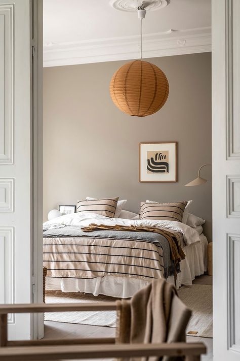 Greige Accent Wall Bedroom, Greige And White Bedroom, Bedroom With Beige Carpet, Dark Beige Bedroom Walls, Warm Grey Bedroom Ideas, Beige Accent Wall Bedroom, Dark Beige Bedroom, Orange And Grey Bedroom, Brown Grey Bedroom