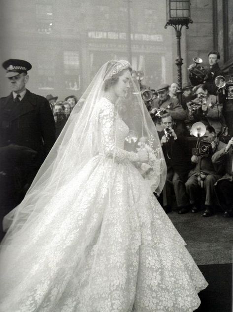 32 Glamorous Photos of the Best Wedding Dresses Worn By Famous Beauties in the 1950s ~ Vintage Everyday Chic Vintage Bride, 1950s Wedding Dress, Chic Vintage Brides, Vintage Wedding Photos, Miss Usa, Wedding Gowns Vintage, A Wedding Dress, Vintage Bride, Vintage Bridal