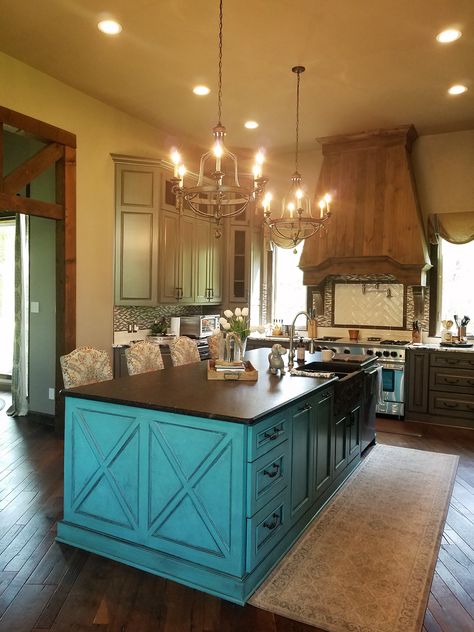 Turquoise island in rustic kitchen Turquoise Kitchen Cabinets, Kitchen Cabinet Color Schemes, Framed Kitchen Cabinets, Teal Cabinets, Green Kitchen Island, Turquoise Kitchen Decor, Teal Kitchen Decor, Turquoise Kitchen, Modern Rustic Farmhouse