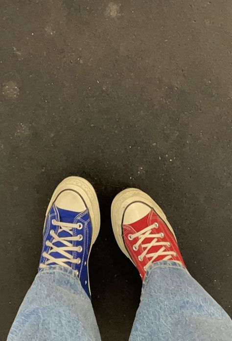 Mismatch Shoes, High Top Converse Outfits, 80s Inspired Outfits, Pretty Shoes Sneakers, Red Converse, Outfits With Converse, Swag Shoes, Tv Girls, Pretty Shoes