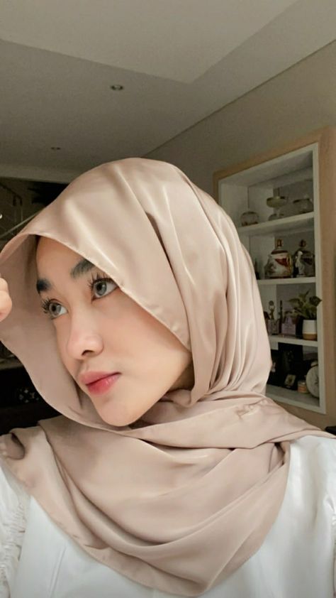 Pashmina Silk, Hijab Tutorial, Satin Silk, Silk Satin, Indonesia, Ootd, Satin, Silk, Beauty