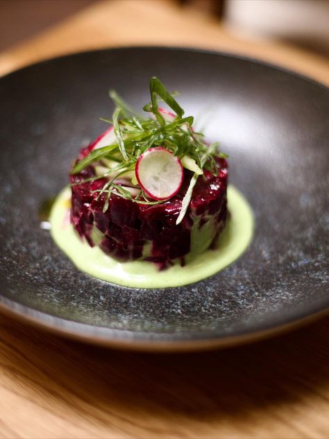 The vibrant delight: beetroot tartare that awakens the senses and fills the palate with its explosion of colors and flavors 🌱💜 Fine Dine Plating, Vegan Fine Dining Dishes, Vegetarian Tartare, Small Plates Food Ideas, Beetroot Tartare, Beet Tartare, Vegan Fine Dining, Fine Dining Starters, Food Plating Design