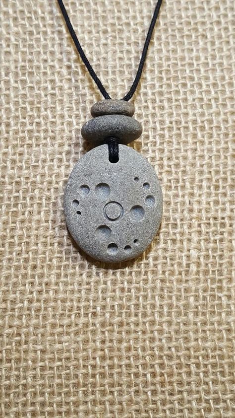 Beach Stones Jewelry, Hantverk Diy, Pebble Jewelry, Crop Circle, Space Jewelry, Stone Engraving, Necklace Stone, Rock Jewelry, Carved Stone