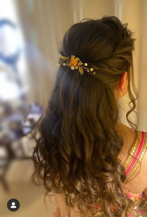 Layer Haircut, Reception Hairstyles, Hair Style On Saree, Hairstyles Design, Hair Style Vedio, Engagement Hairstyles, Traditional Hairstyle, Bridal Hair Buns, Open Hairstyles