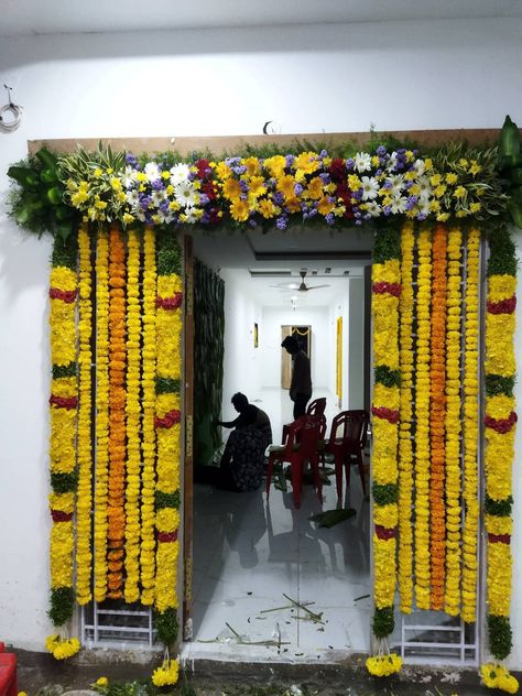 Book Decor Wedding, Flower Entrance, Door Flower Decoration, Stage Decoration Photos, Leaf Decor Wedding, Mandap Decoration, Hall Decorations, Home Flower Decor, Simple Stage Decorations