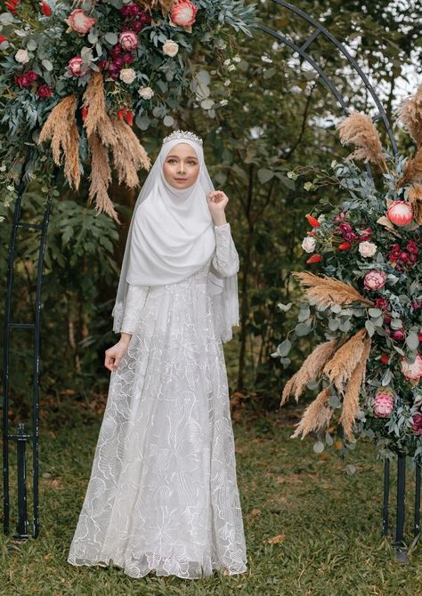 Muslim Wedding Dress Hijab Bride, Wedding Hijab Styles, Muslim Wedding Gown, Baju Kahwin, Muslimah Wedding Dress, Nikah Dress, Muslimah Wedding, Muslim Brides, Bridal Hijab